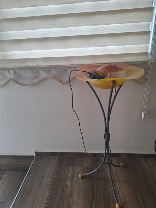 Нощна лампа в цвят оранжев.