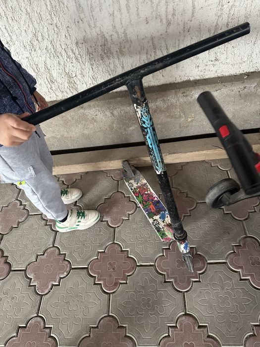 Продам самокат б у черный.