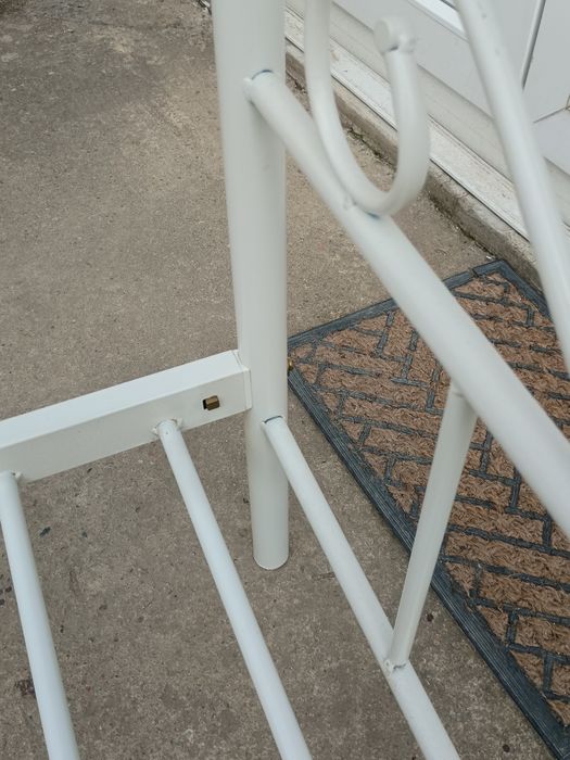 Pat metalic de o persoană cu tot cu saltea