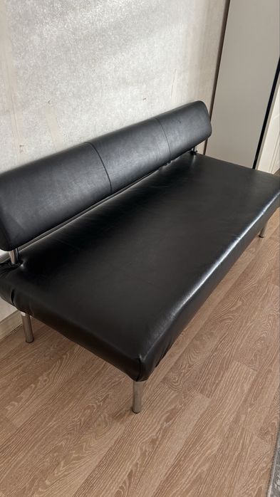 Диван кожаный для офиса