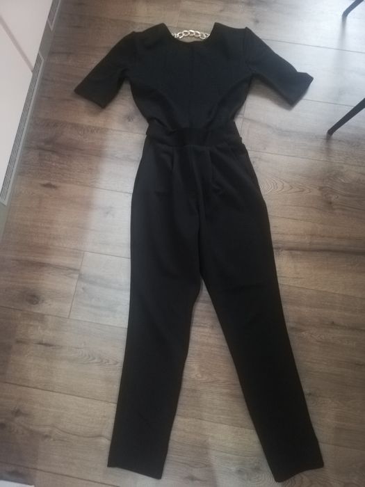 Черен гащеризон с изрязан гръб