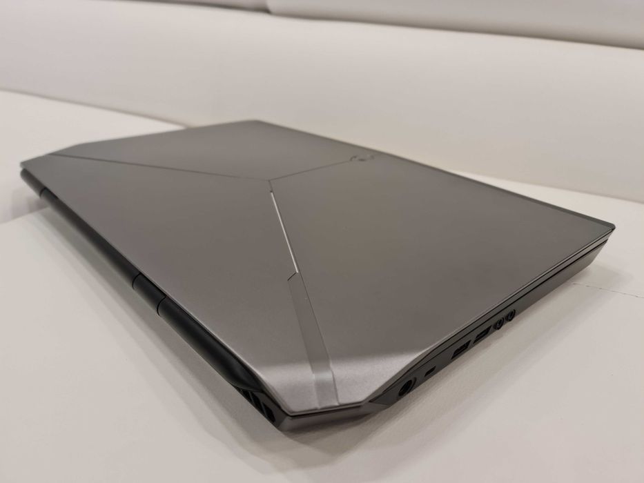 Laptop gaming alienware cu display mare de  17,3" touchscreen  ,intel core i7 , video 8 gb nvidia , ram 32 gb, ssd 1 tb
