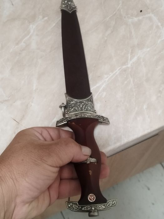Pumnale 2 bucăți 1500 lei ambele