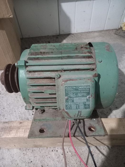 Vând motor electric