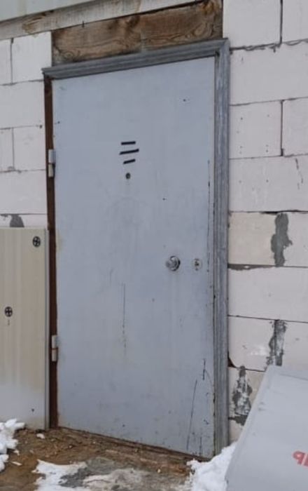 Железная дверь..