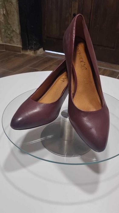 Елегантни затворени обувки Caprice, цвят бордо, остри върхове, ток 7,5