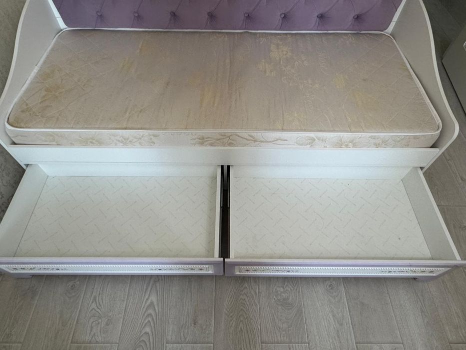 Продам Кровать с матрасом