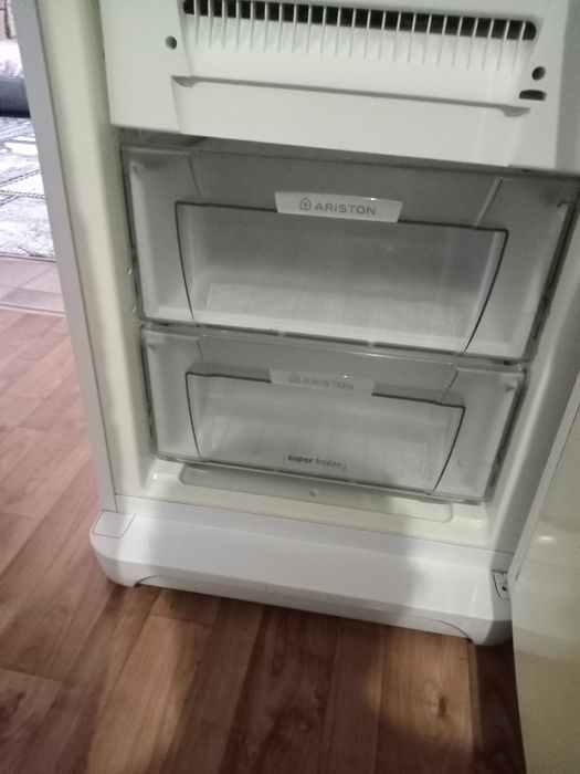Продам холодильник ariston