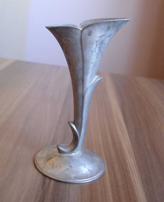 Метална вазичка за цветя