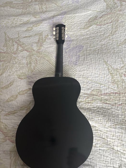 Продается хорошая гитара, практически новая.
