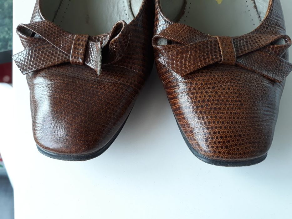 Pantofi din piele de șarpe nr 38.