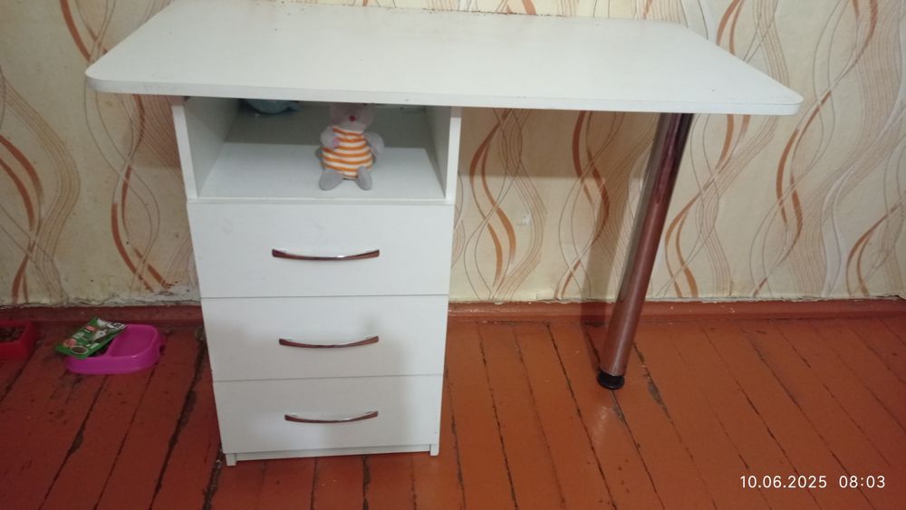 Продам маникюрный стол.
