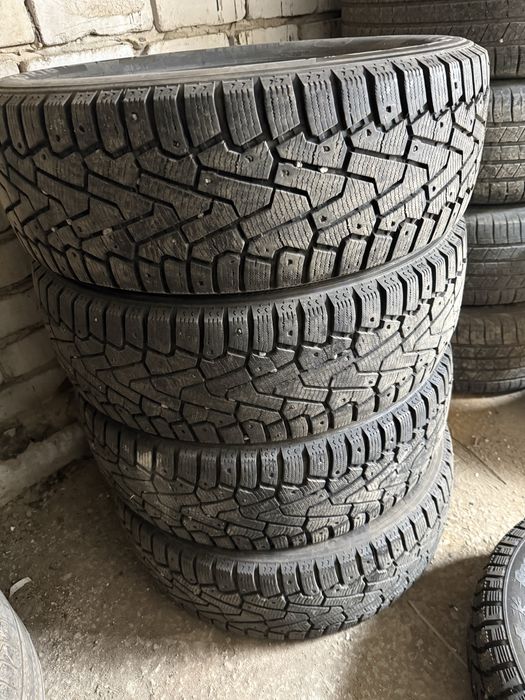 Продам шипованные шины в комплекте