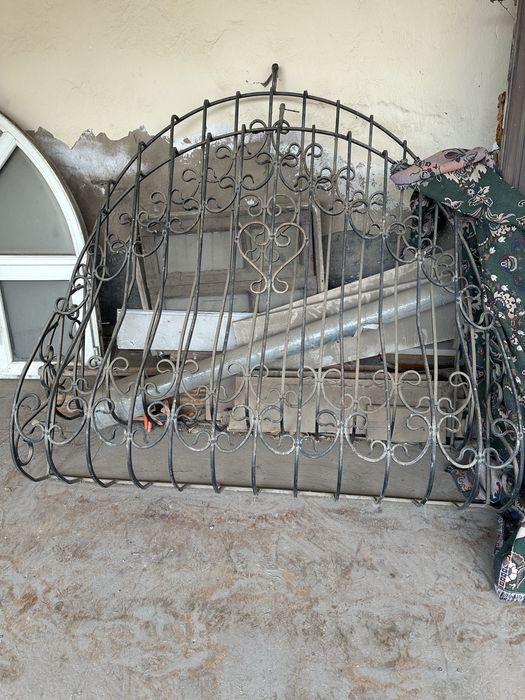 Пластиковое окно с решеткой