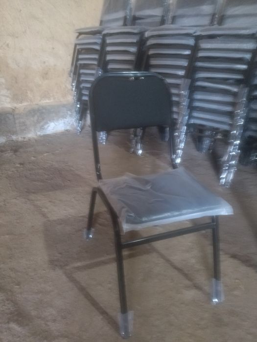 Зал ожидание диваны трёхместные. Кухонные столы со стульями.