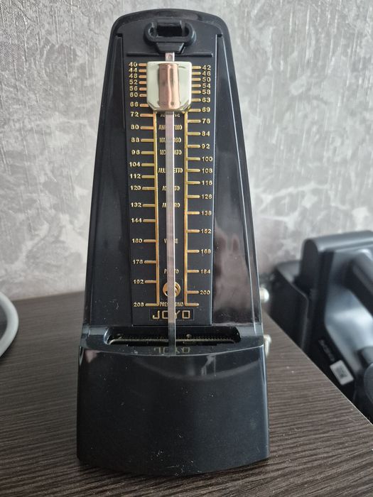 Продам метроном механический