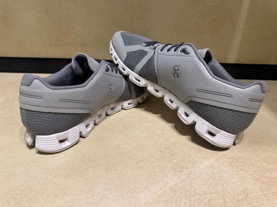 On Cloud 5 running sneakers.