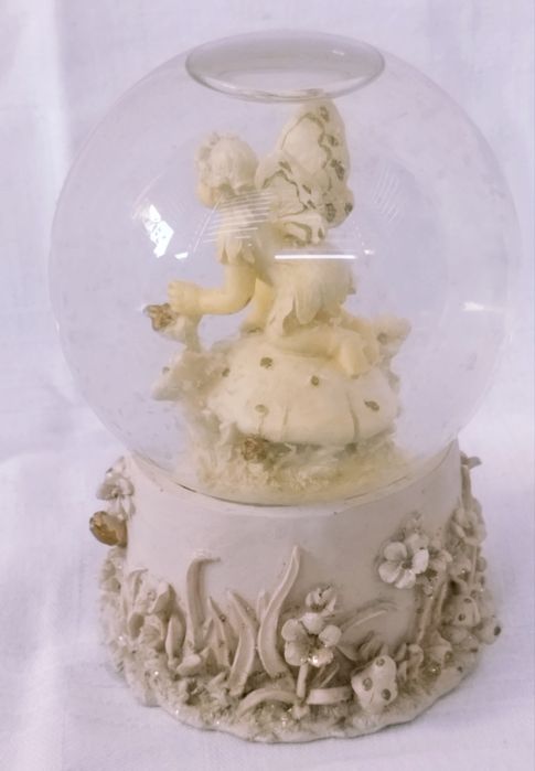 Decoratiune glob de cristal cu lichid si Zână.