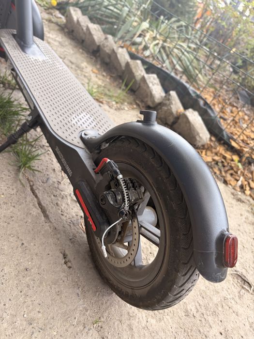 Ideala electrica 6-10 ani- Trotineta electrica RDB JL011-01 fara permis 350W 25 km/h 36V6.6Ah autonomie 20 km roti 9.1" lumini LED