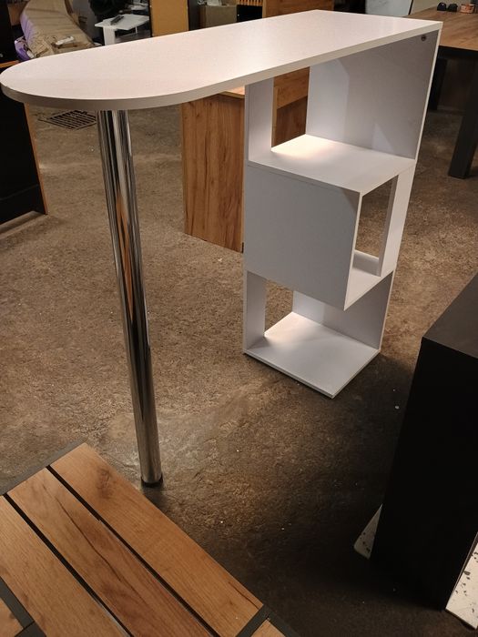 Висок бар плот с рафтове