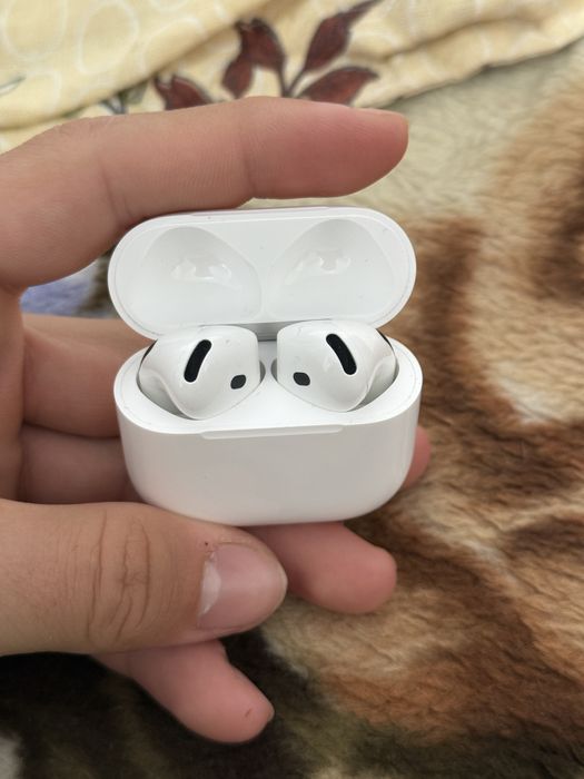 AirPods 4.