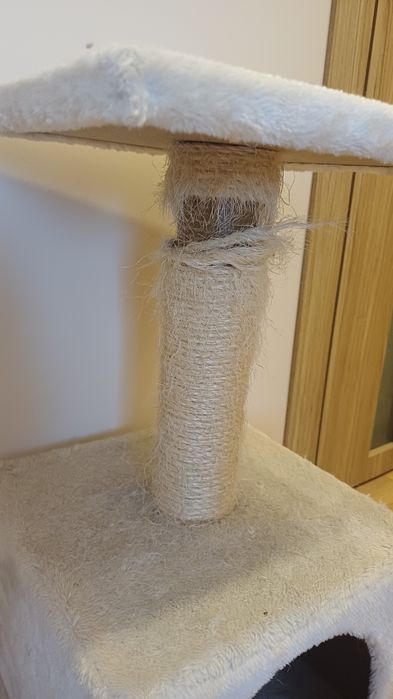 Къщичка за котка с драскалка