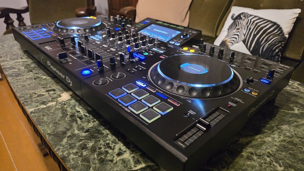 Vând consolă Pioneer XDJ-XZ cu flight case și decksaver