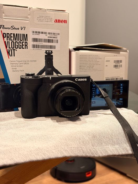 Canon Powershot V1 - Premium Vlogger Kit + Flashlight + Canon AD-E1