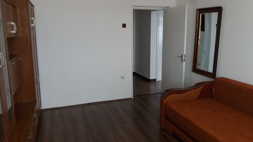Inchiriez apartament 2 camere, decomandat, pe Calea Romanilor-Arad.