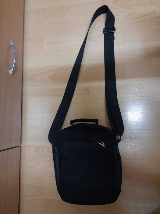 Мъжка черна стилна чантичка с множество отделения, ципове и презрамка