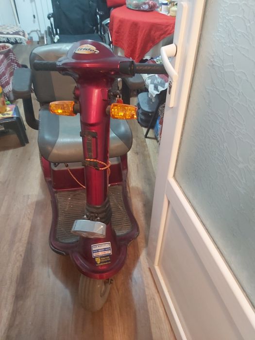 Căruț electric pentru persoane cu dizabilități în stare f.bună
