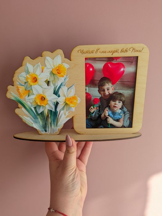 Дървена рамка със снимка за осми март