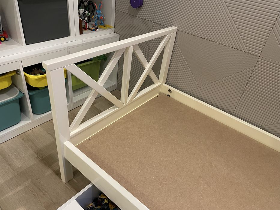 Кровать деревянная