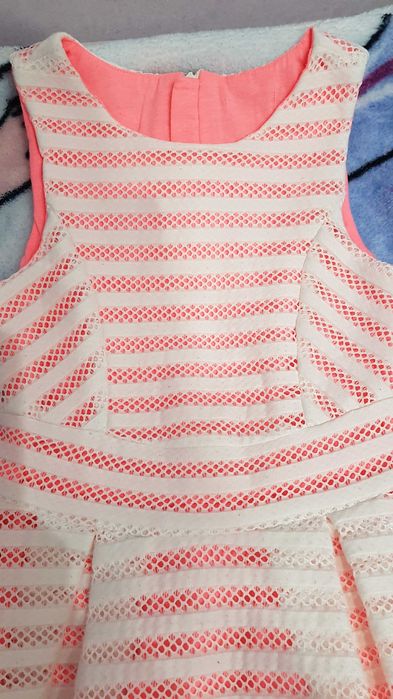 Рокличка бяла с розова подплата-6-7год.