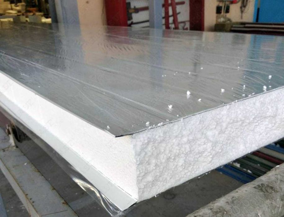 Компания поставляет сэндвич-панели промышленного стандарта.