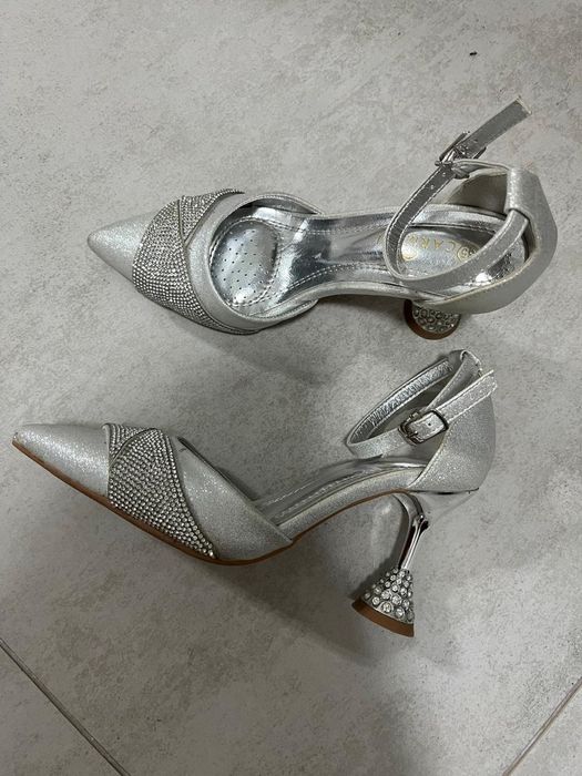 Вечерние серебристые туфли