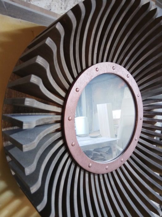 Продаётся необычное зеркало.