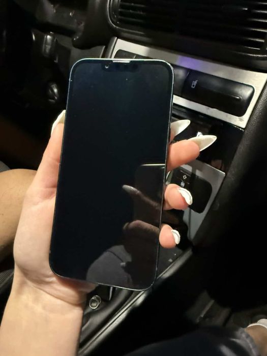 Продава се iPhone 13