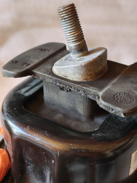 Tampon motor stanga BMW X5 f15 X6 f16 cod 6853103