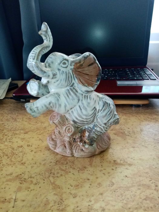 Слонче касичка и слончета сувенир, носещо късмет.