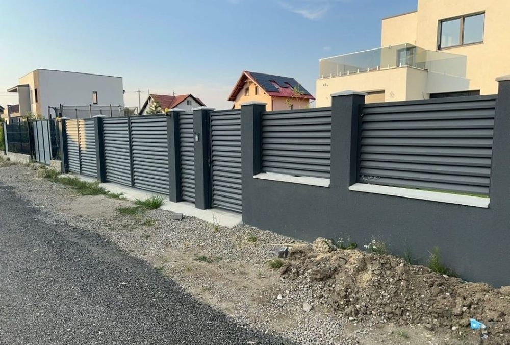 Construim garduri din șipcă metalică porți și alte modele de gard