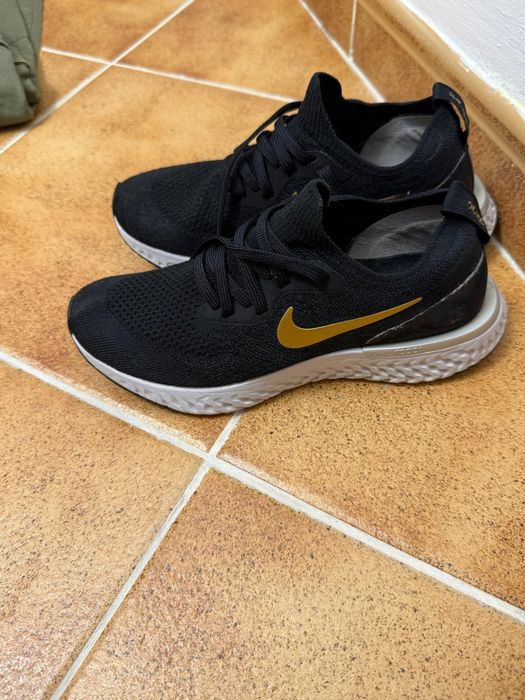 Adidași Nike negri