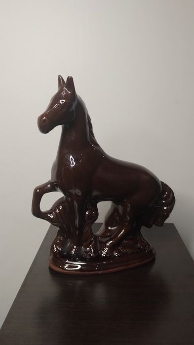 Много красива статуетка на кон в раздвижена поза. Керамика.
