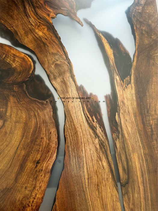 Маса от естествено дърво и епоксидна смола