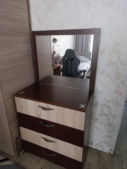 Продам комод с зеркалом
