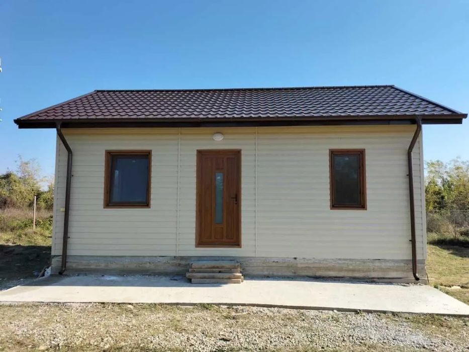 Casa pe structura metalica cu panou sandwich la cheie