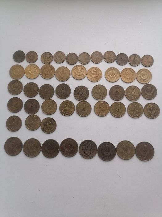 Продам монеты и бумажные деньги.