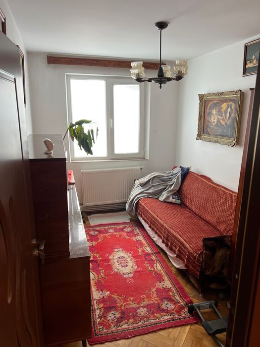 De închiriat Apartament 3 camere, zona Cina, etaj 3
