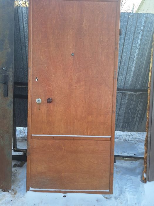 Продам входную железную дверь