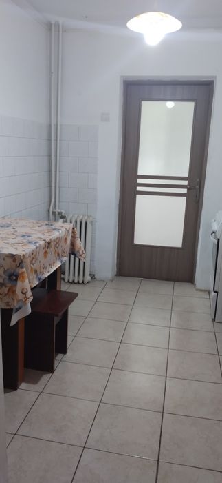 Închiriez apartament cu 2 cam, decom, et.1 zona sud